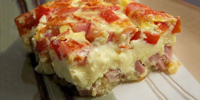 Omlet na parze z pomidorami i kiełbasą