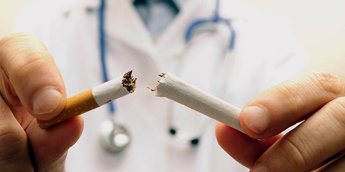 Muž zlomil cigaretu