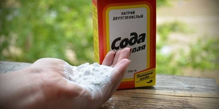Femeia ține sifon în mână