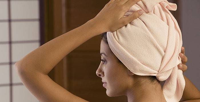 Como aplicar máscaras de cabelo em casa