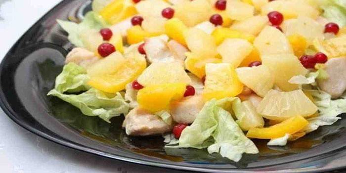 Warmer Salat mit Hähnchen und Ananas