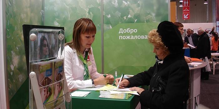 Жената подписва документи
