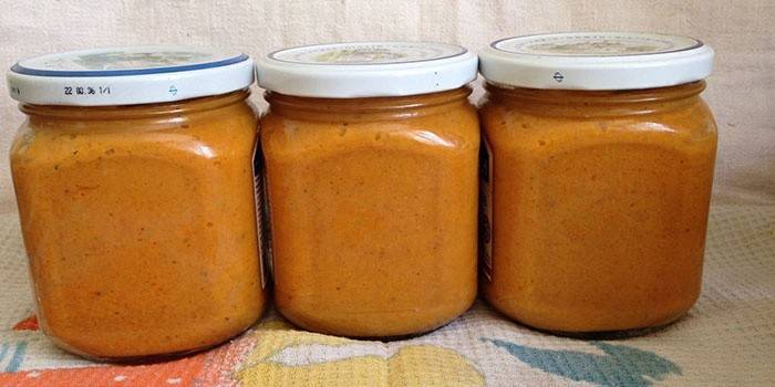 Kaviar mit Knoblauch und Tomaten
