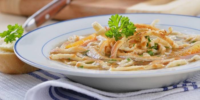 Akşam yemeğinde yumurtalı krepli tavuklu erişte