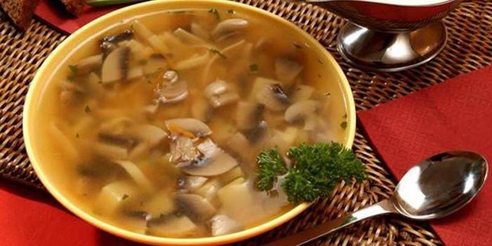 Saborosa sopa de cogumelos frescos