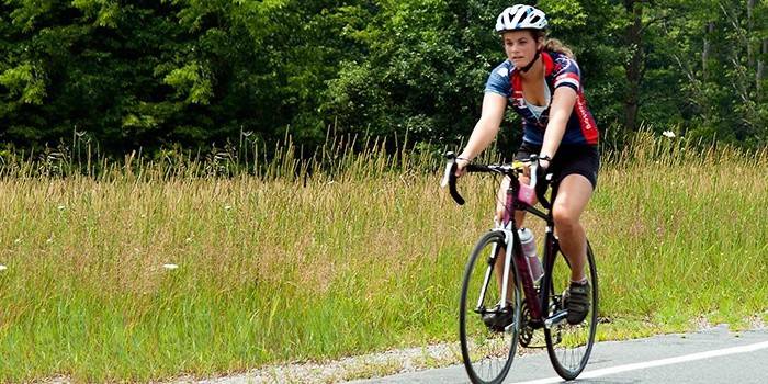 Meitene brauc ar velosipēdu svara zaudēšanai