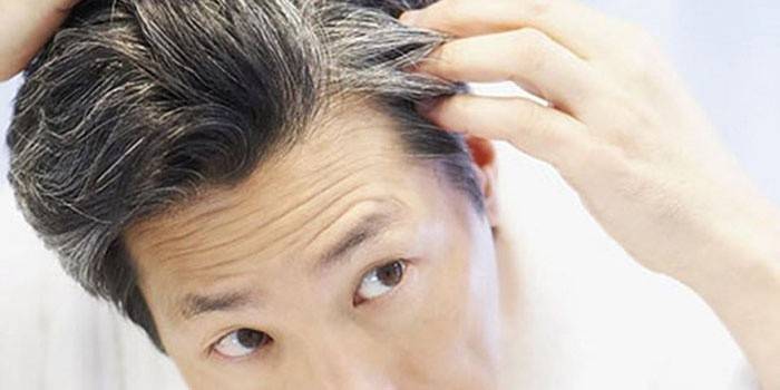 Người đàn ông trước gương