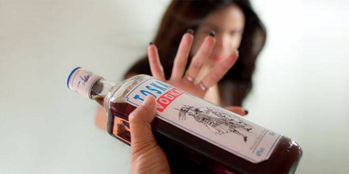 Vodka nella mano della ragazza