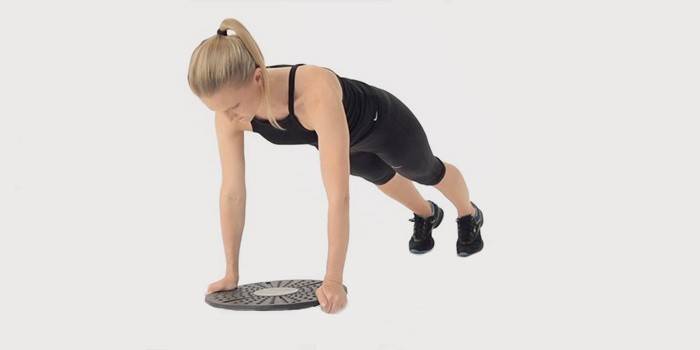 Chica haciendo ejercicio para manos