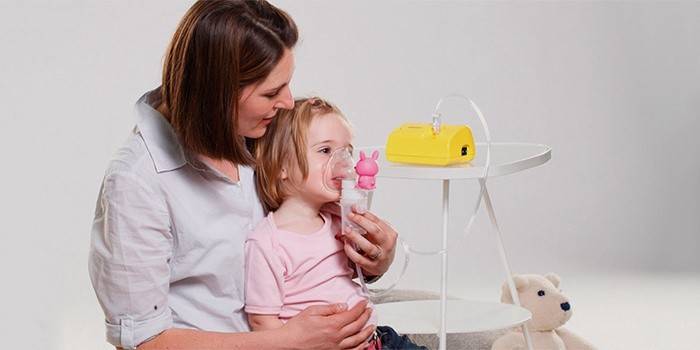 La mamma fa l'inalazione per la figlia