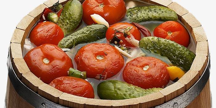 تمليح الطماطم والملفوف والخيار في البرميل