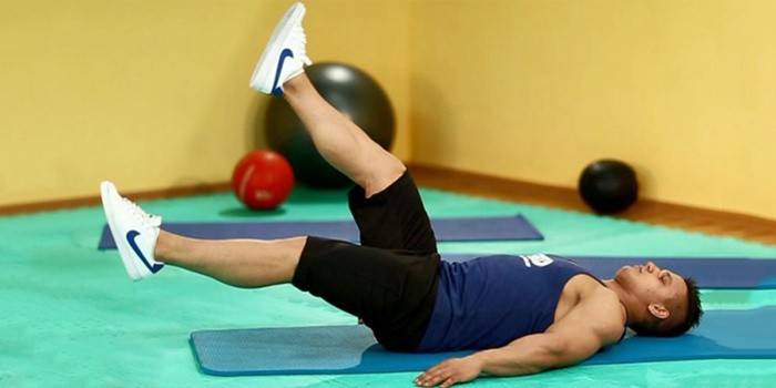 Một người đàn ông tập thể dục để phòng bệnh trĩ