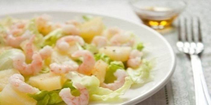 Salat mit Huhn, Ananas und Garnelen