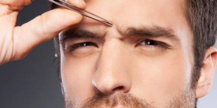 Un homme cueille les sourcils