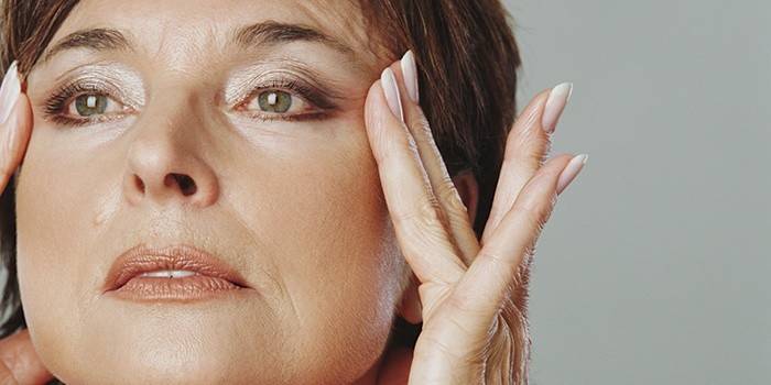 La donna solleva il viso