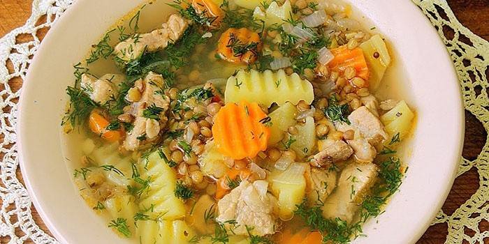 Grüne Linsensuppe mit Fleisch
