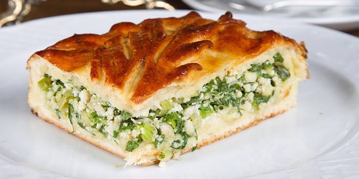 فطيرة الزبادي مع البصل الأخضر والبيض