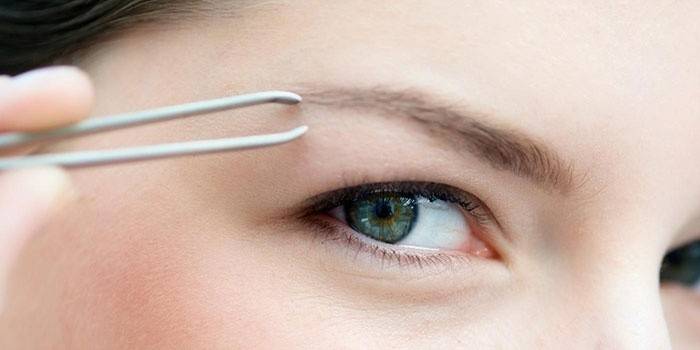 Fille pleure les sourcils
