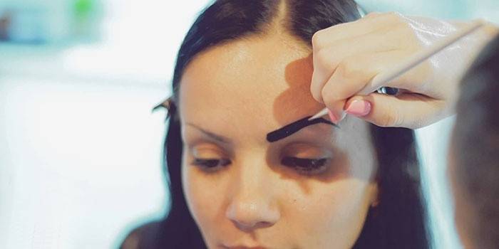 La ragazza sta facendo un biotatuaggio per sopracciglia