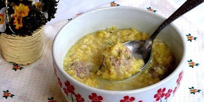 ข้าวต้มกับเนื้อและมะเขือเทศ