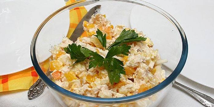 Salat mit Ananas, Huhn und Mais