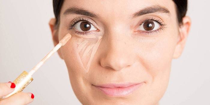 Como mascarar uma contusão sob o olho com maquiagem
