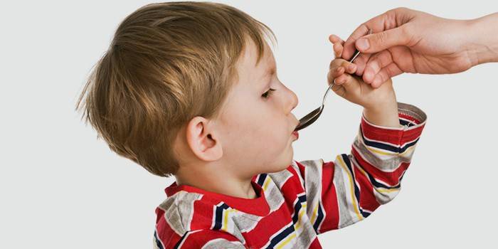 Il bambino beve la medicina