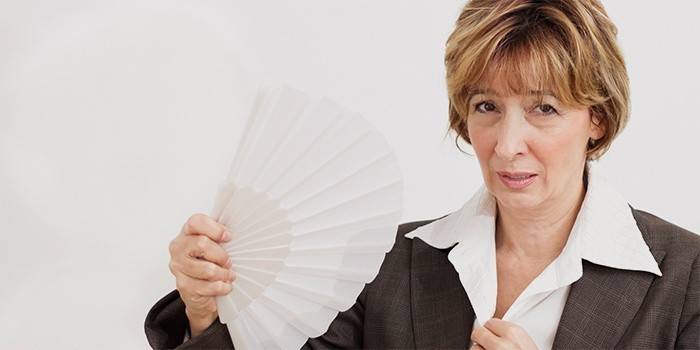 La donna è preoccupata per le maree durante la menopausa