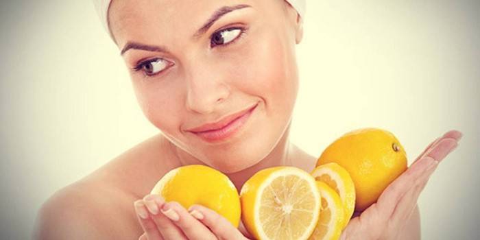 La ragazza tiene limoni