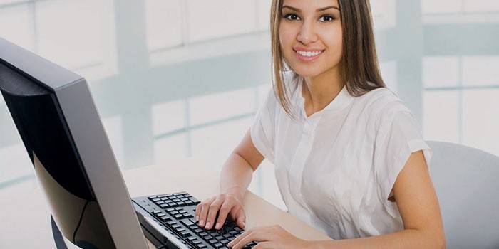 Fille apprend à dessiner en ligne.
