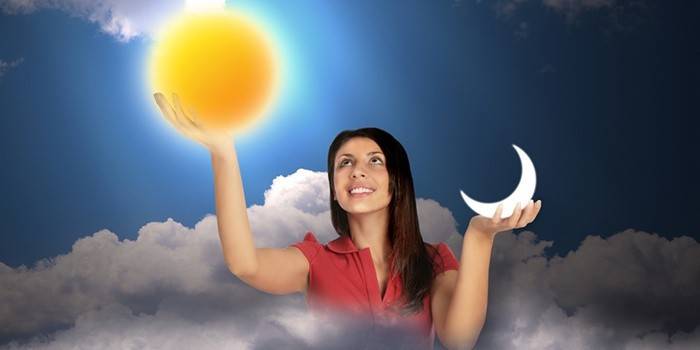 Pige holder solen og måneden