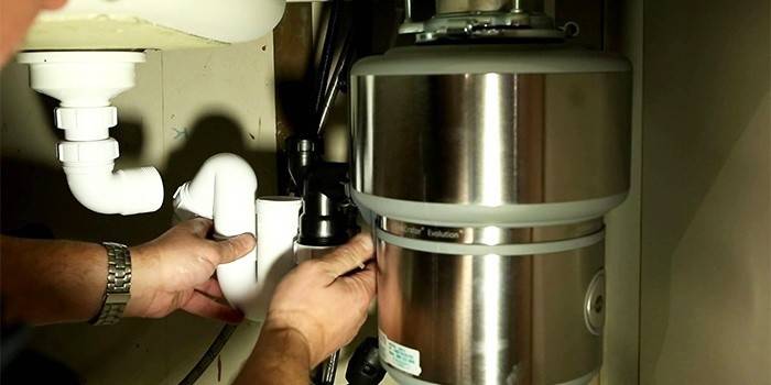 Instalação de um moedor de desperdícios de alimentos para uma pia