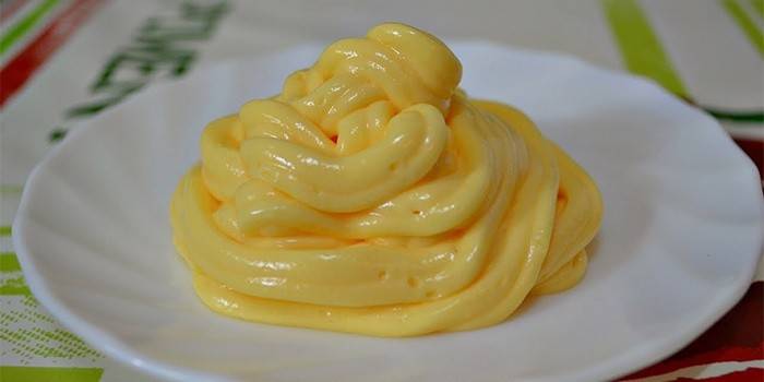 Crème anglaise sur un plateau d'argent
