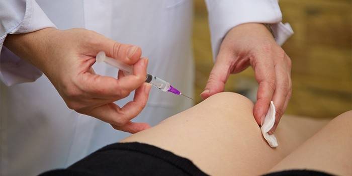 Doktor enjeksiyon yapar