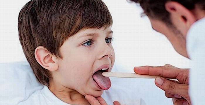 Çocuk doktoru, çocuğu inceliyor