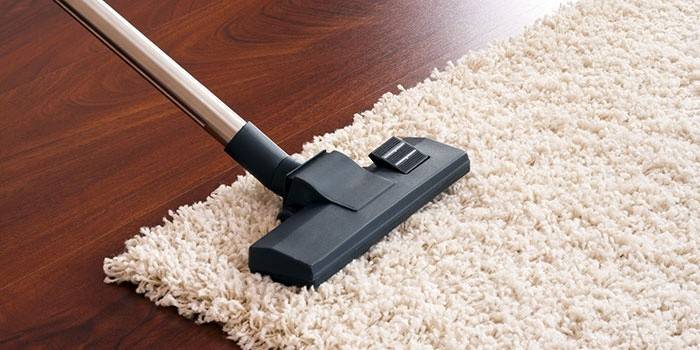 Paglilinis ng karpet mula sa lana
