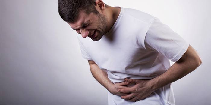 Cắt cơn đau ở bụng trên của một chàng trai