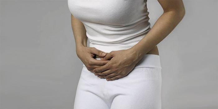 Người phụ nữ bị đau bụng