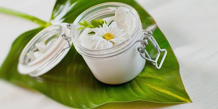 Crema idratante per pelli secche di camomilla