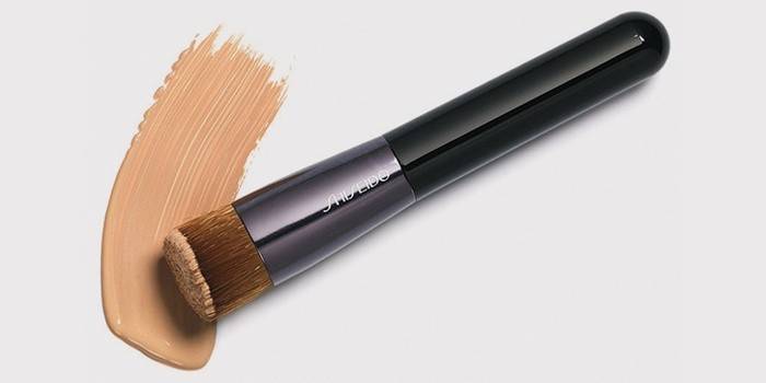 Fundamentbørste og concealer