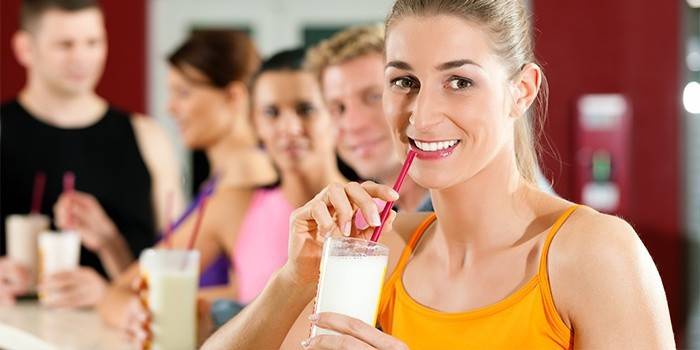 Các vận động viên uống một ly cocktail đặc biệt.