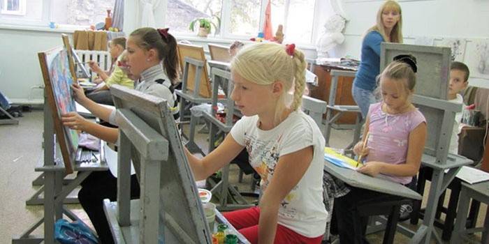 Les enfants apprennent à dessiner à l'école d'art