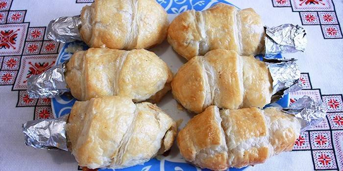Servindo de pernas de frango em massa folhada