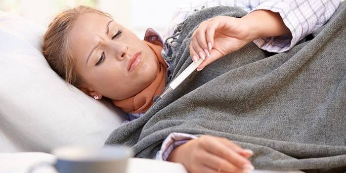 La ragazza ha la febbre a causa del virus