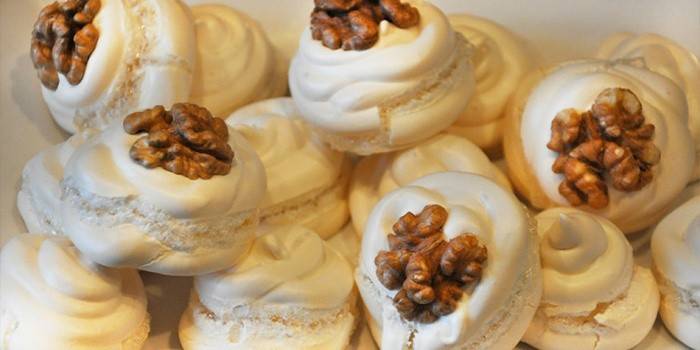 Meringue su riešutais