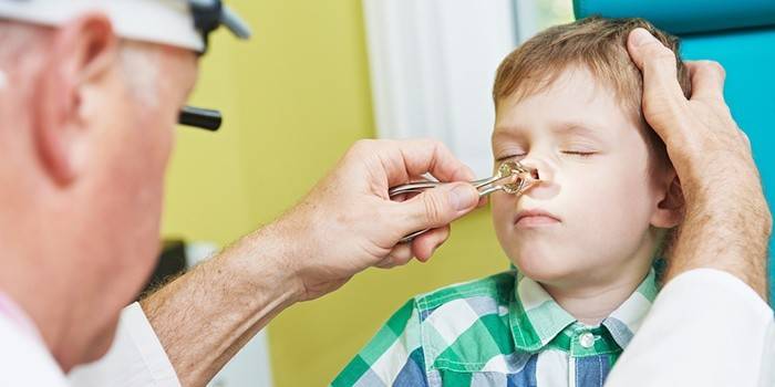 ENT examina a un niño