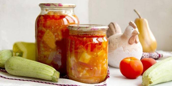 Salat mit Zucchini, Tomaten und Pfeffer