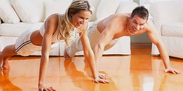 Dona i home realitzen exercici de tabata