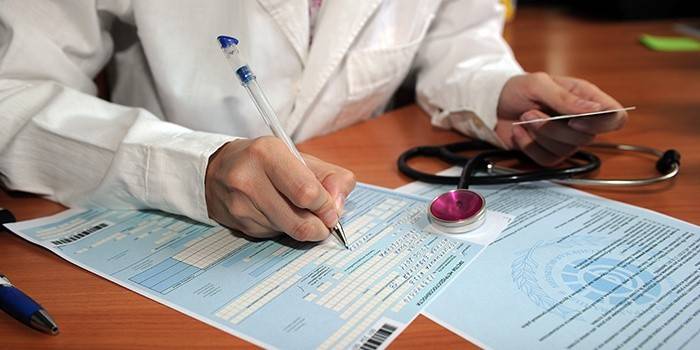 O médico preenche a licença médica