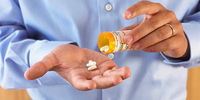 Un bărbat ia antibiotice pentru prostatită